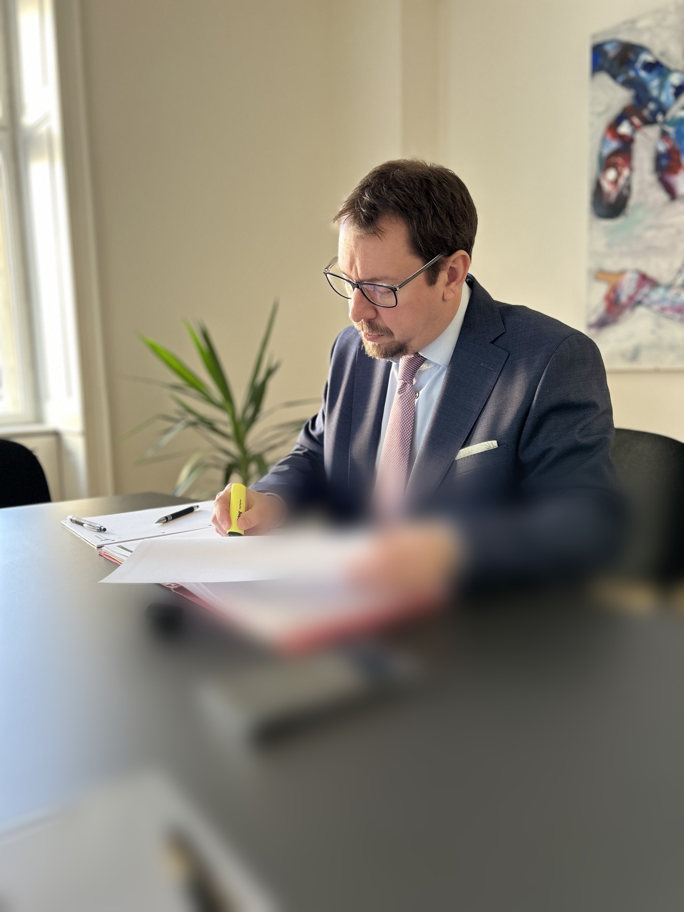 Mag. Andreas Weinwurm bei der Aktenprüfung
