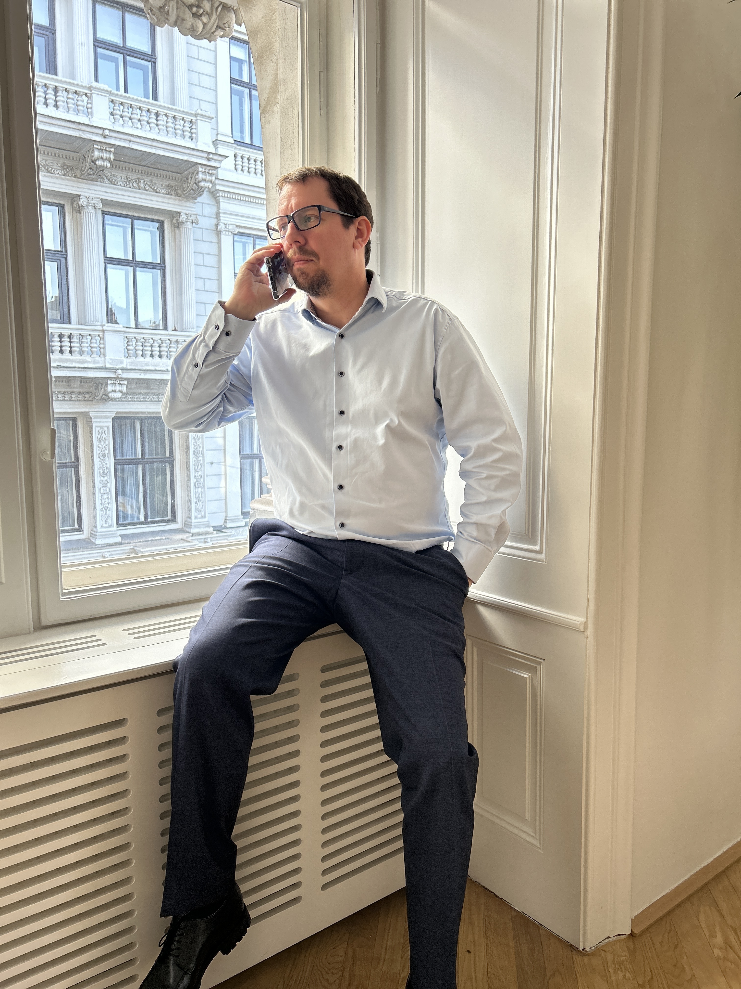 Mag. Andreas Weinwurm bei einem Gespräch am Fenster