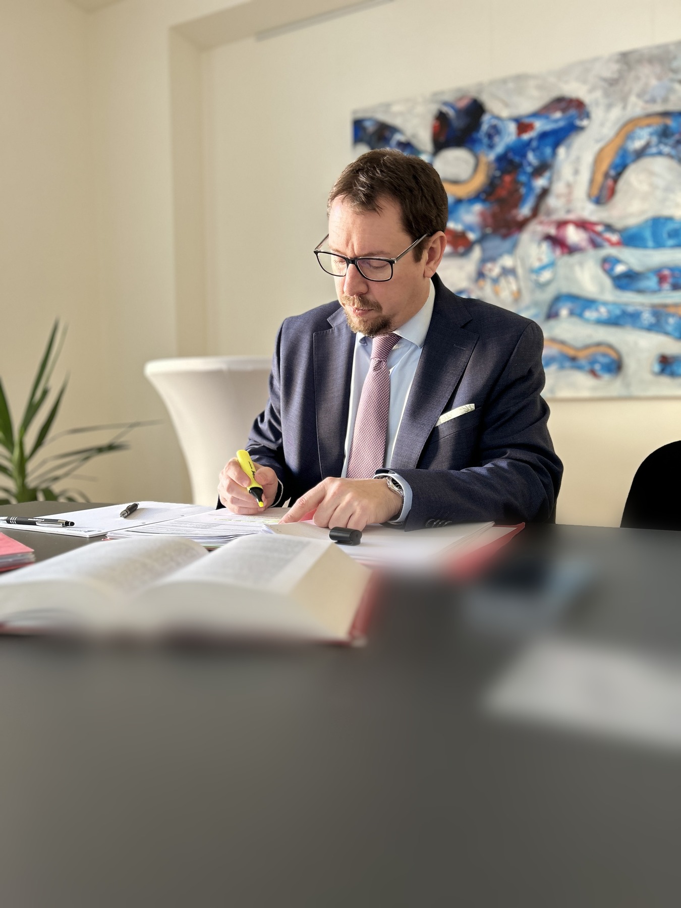 Mag. Andreas Weinwurm am Besprechungstisch